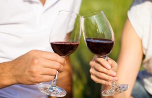 Cum se ține paharul de vin? cum-se-tine-paharul-de-vin