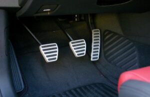 Pedalele mașinii – ordinea, rolul lor și cum se acționează pedalele-masinii-ordinea-rolul-lor-si-cum-se-actioneaza