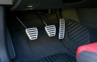 Pedalele mașinii – ordinea, rolul lor și cum se acționează pedalele-masinii-ordinea-rolul-lor-si-cum-se-actioneaza