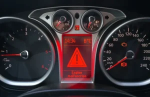 Martorul Triunghi cu Semnul Exclamării: Ce este și Ce Înseamnă când se Aprinde martor-triunghi-cu-semnul-exclamarii