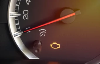 Martorul Check Engine: Ce este și Ce Defecțiuni Ascunde? martorul-check-engine