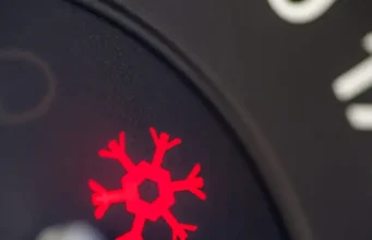 Ce Înseamnă Când se Aprinde Martorul Fulg de Nea? martor-de-bord-fulg-de-nea